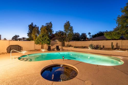 Cozy Phoenix Home Heated Pool & Spa with King Beds