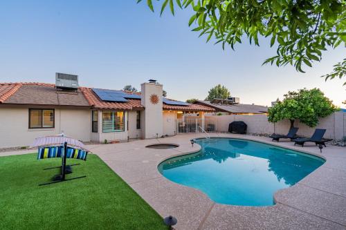 Cozy Phoenix Home Heated Pool & Spa with King Beds