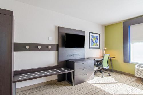 Holiday Inn Express & Suites - Atchison, an IHG Hotel