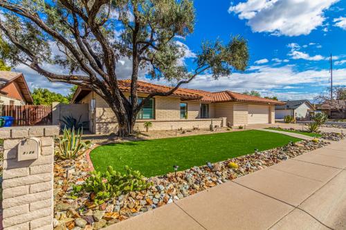 Cozy Phoenix Home Heated Pool & Spa with King Beds