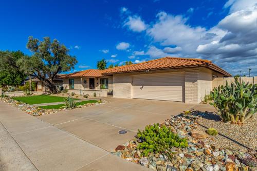 Cozy Phoenix Home Heated Pool & Spa with King Beds