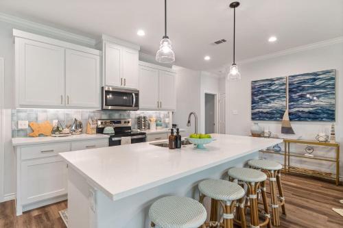 The Benjamin I - 2022 Built Luxury Retreat with Backyard Paradise with Hot Tub Outdoor Movie Screen Dock & Boat Rental in Gun Barrel City, USA