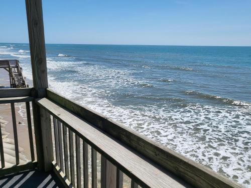 B&B North Topsail Beach - Steps To The Ocean! 285 - Bed and Breakfast North Topsail Beach