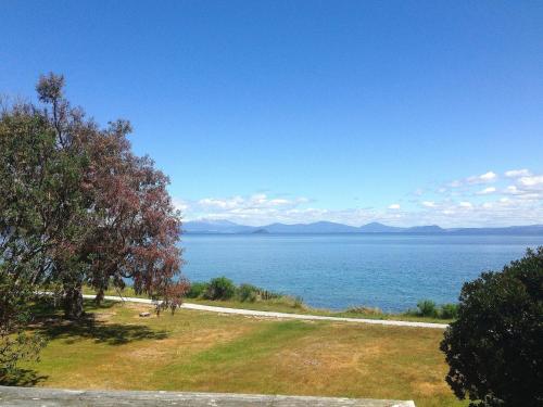 Relax Lakeside - Five Mile Bay Holiday Home