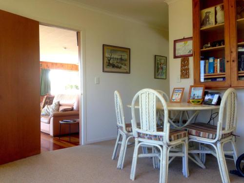 Relax Lakeside - Five Mile Bay Holiday Home - image 5