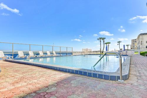 Surfside Condo 503 2 Bedrooms Pool Access Grill Area BluRay Sleeps 4 - image 6