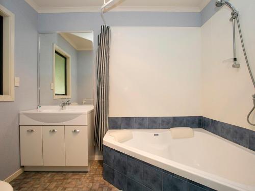 Laid Back on Lakewood - Taupo Holiday Home - image 5