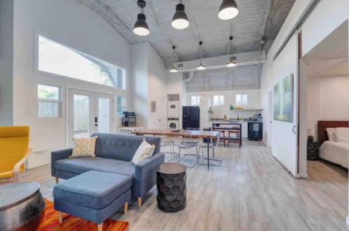 Industrial chic barndominium w/ high ceilings in Houston, USA