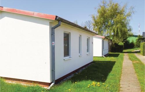 Nice Home In Hohen Wieschendorf With Kitchen