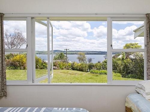 Lakeview Cottage - Rainbow Point Holiday Home