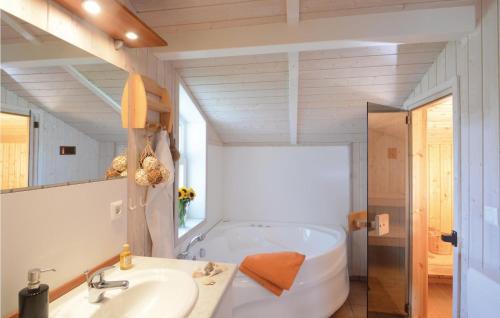 Bathroom, Ferienhaus mit Sauna und Whirlpool in Friedrichskoog Spitze Strandpark 13 in Friedrichskoog