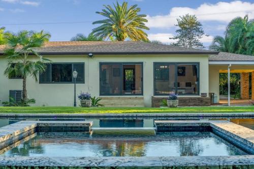 The Garden House Hot Tub Pool and Lush Garden Oasis