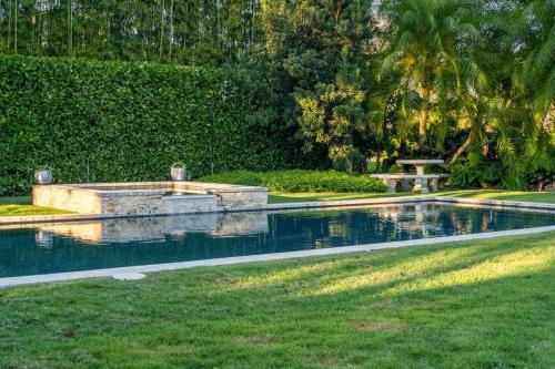 The Garden House Hot Tub Pool and Lush Garden Oasis