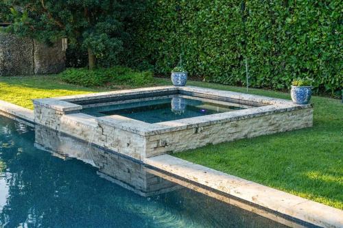 The Garden House Hot Tub Pool and Lush Garden Oasis