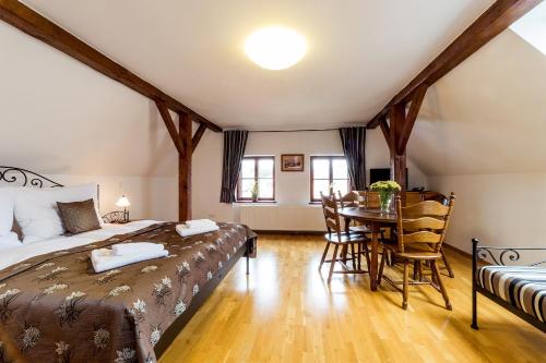 One-Bedroom Apartment with Castle View image 8