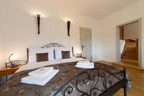 Two-Bedroom Apartment with Castle View image 7