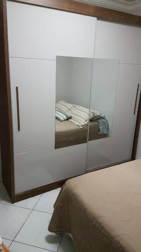 QUARTO TOP no CENTR0 com Cama Box de casal - acomoda até 2 pessoas - Home Office - WIFI - Smart TV com Apps Youtube - Cozinha - banheiro - Sala de Estar - Apto compartilhado com Anfitriões experientes em hospedar - Superhost no BnB 5 estrelas