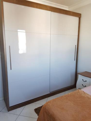 QUARTO TOP no CENTR0 com Cama Box de casal - acomoda até 2 pessoas - Home Office - WIFI - Smart TV com Apps Youtube - Cozinha - banheiro - Sala de Estar - Apto compartilhado com Anfitriões experientes em hospedar - Superhost no BnB 5 estrelas