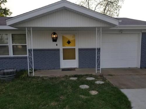 B&B Broken Arrow - *NEW*ENTIRE HOME IN ROSE DISTRICT*DINE*SHOP*FUN - Bed and Breakfast Broken Arrow