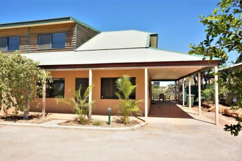 Ningaloo Breeze Villa 3 - 3 Bedroom Fully Self-Contained Holiday Accommodation