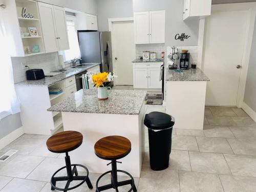 CHERRY STREET LUXURY- SHOPPING-DINING-BY DOWNTOWN AND HOSPITALs in Swan Lake