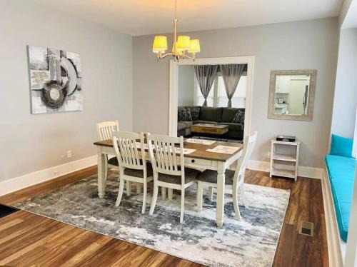CHERRY STREET LUXURY- SHOPPING-DINING-BY DOWNTOWN AND HOSPITALs in Swan Lake