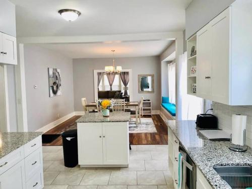 CHERRY STREET LUXURY- SHOPPING-DINING-BY DOWNTOWN AND HOSPITALs in Swan Lake