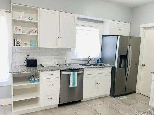 CHERRY STREET LUXURY- SHOPPING-DINING-BY DOWNTOWN AND HOSPITALs in Swan Lake