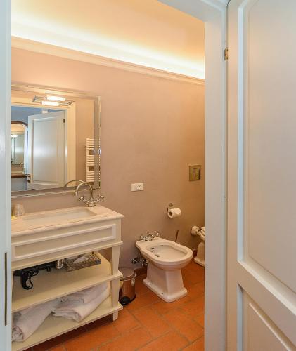 Double or Twin Room with View image 9