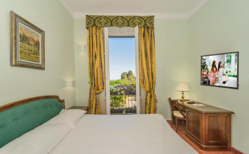 Double Room with Balcony image 8