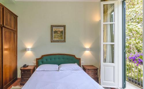 Double Room with Balcony image 6