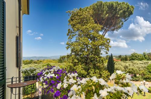 Double Room with Balcony image 3