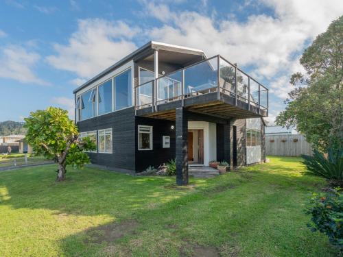 By The Beach - Whangamata Holiday Home