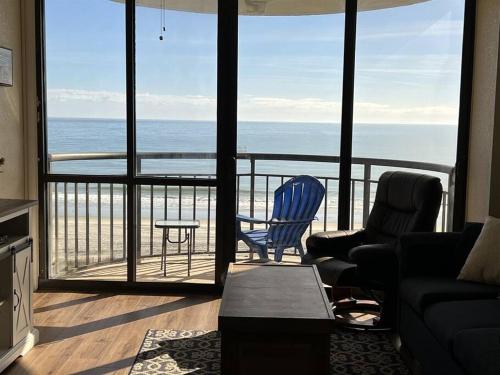 *OCEANFRONT GETAWAY - FRESH RENO*KING Bed*Pools*H62