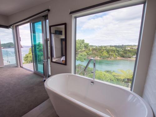 Hotellet från utsidan, Moonlit Knights - Tutukaka Holiday House in Tutukaka