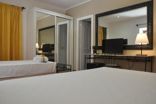 Triple Room with Terrace image 10