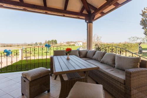 Balkons/terase, Villa Palma with Grill & Pool in Gedici