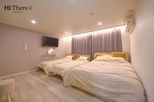 Hithere guesthouse Room Type - Main wing Family room 4 pax with private bathroom
