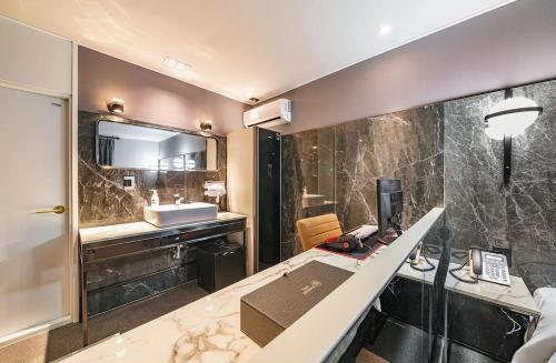 Brown-Dot Hotel Geomdan Room Type - Premier Double Room