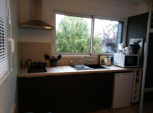 Konyha, Studio meublé 1 pièce entièrement équipé sans cloisons séparatives (Studio meuble 1 piece entierement equipe sans cloisons separatives) in Saint-Fulgent