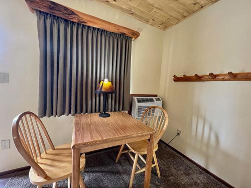 Beartooth Hideaway Inn & Cabins - image 13