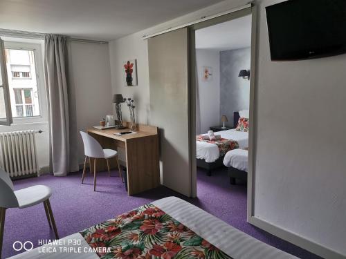 1 double bed, 2 twin beds