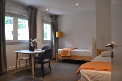 2 twin beds
