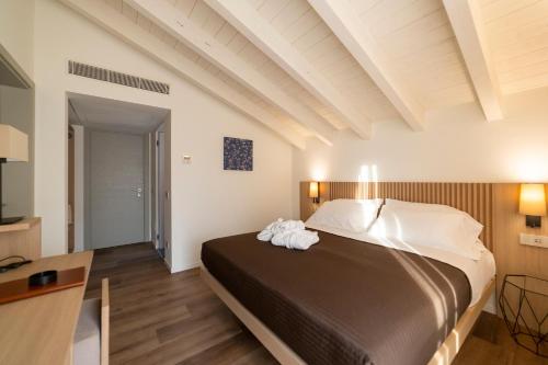 Small Double Room image 6
