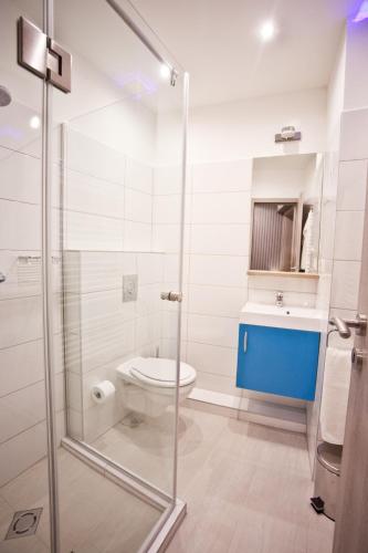 Bathroom, Levendula Apartmanhaz in Sarvar