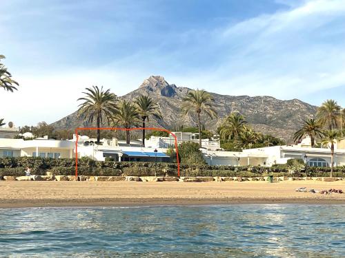 VILLA OVERLOOKING BEACH , Central, quiet, parking, swimming pool
