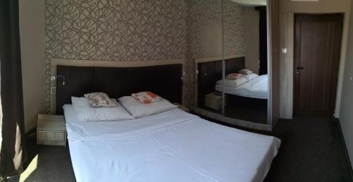 1 queen bed, 2 sofa beds
