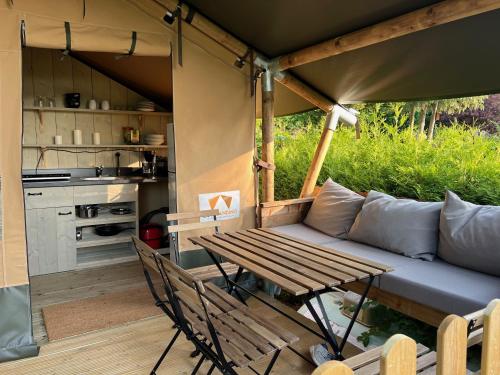 'Glamping' Angelzelt am See mit Steg und Boot (Mecklenburger Seenplatte)