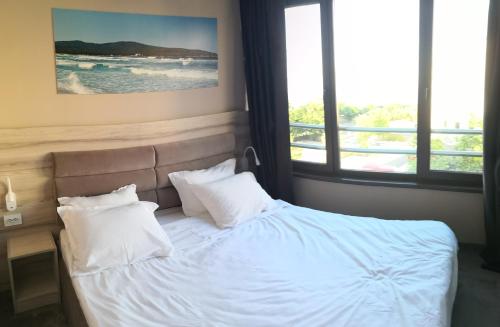 1 queen bed, 1 sofa bed