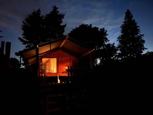 'Glamping' Angelzelt am See mit Steg und Boot (Mecklenburger Seenplatte)